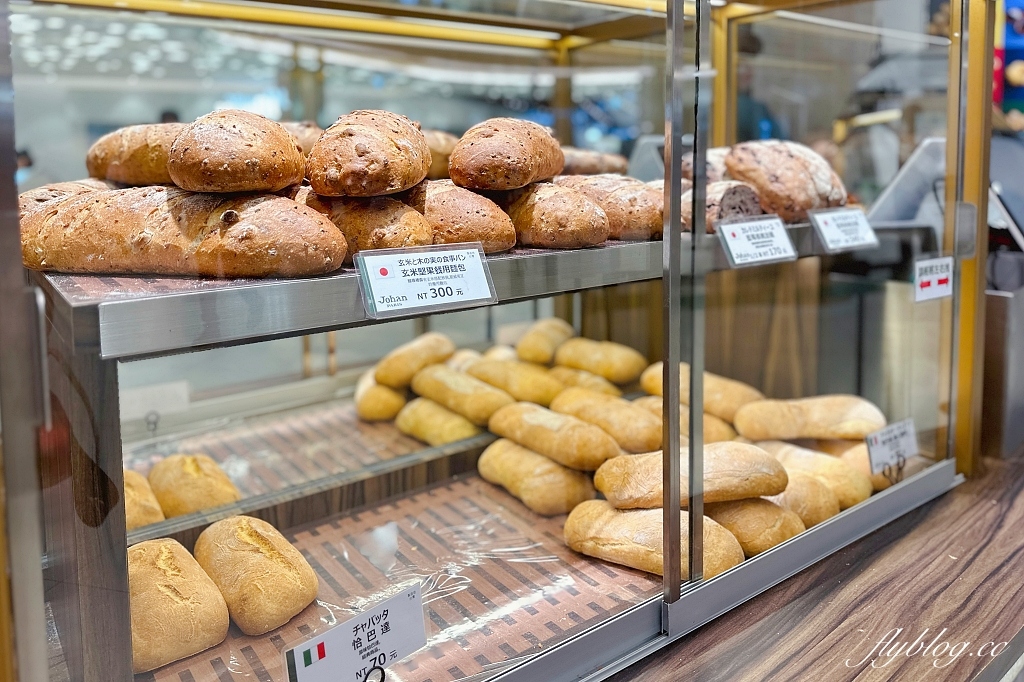 台中東區｜Johan麵包坊．台中LaLaport北館一樓，麵包也可以內用 @飛天璇的口袋