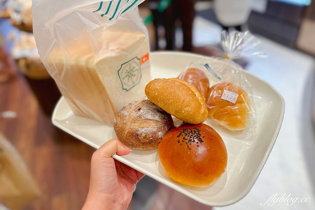 台中東區｜Johan麵包坊．台中LaLaport北館一樓，麵包也可以內用 @飛天璇的口袋