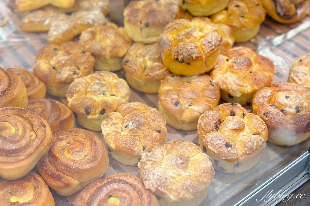 台中東區｜Johan麵包坊．台中LaLaport北館一樓，麵包也可以內用 @飛天璇的口袋