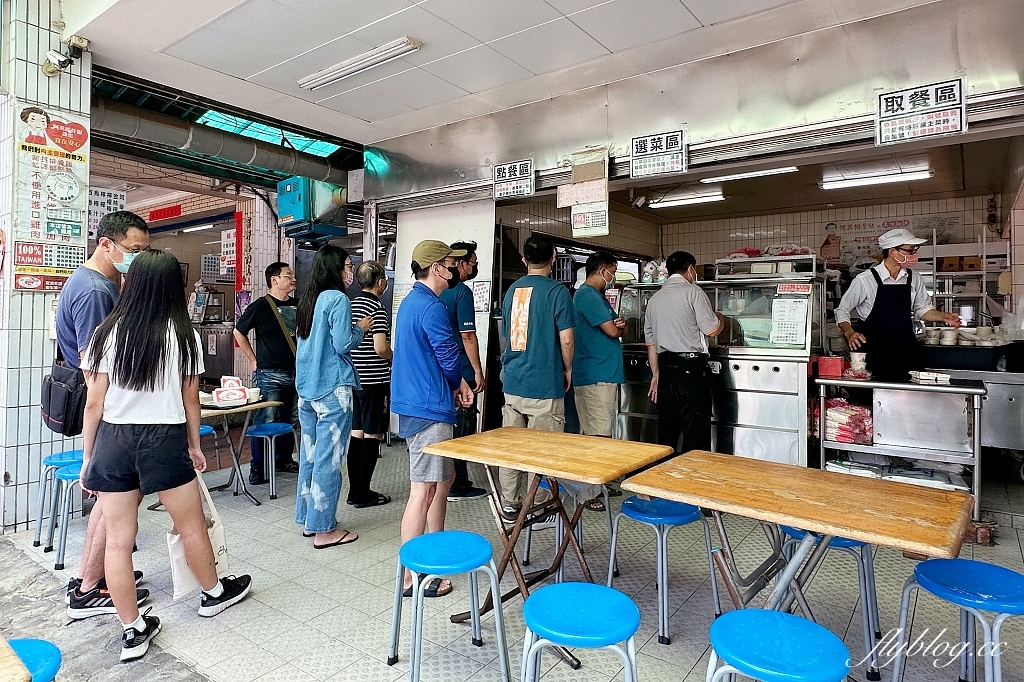 高雄鹽埕｜阿英排骨飯．鹽埕區必吃排隊名店，懷念古早味排骨便當(附菜單) @飛天璇的口袋