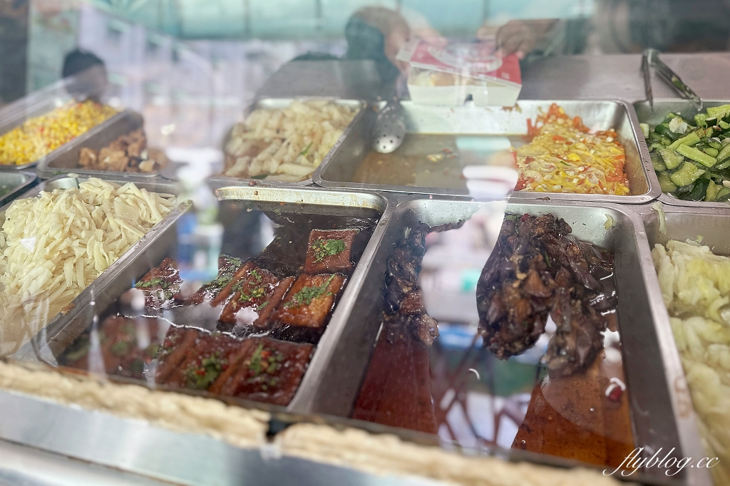 高雄鹽埕｜阿英排骨飯．鹽埕區必吃排隊名店，懷念古早味排骨便當(附菜單) @飛天璇的口袋