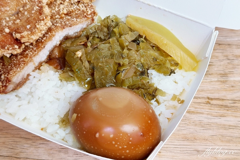 高雄鹽埕｜阿英排骨飯．鹽埕區必吃排隊名店，懷念古早味排骨便當(附菜單) @飛天璇的口袋