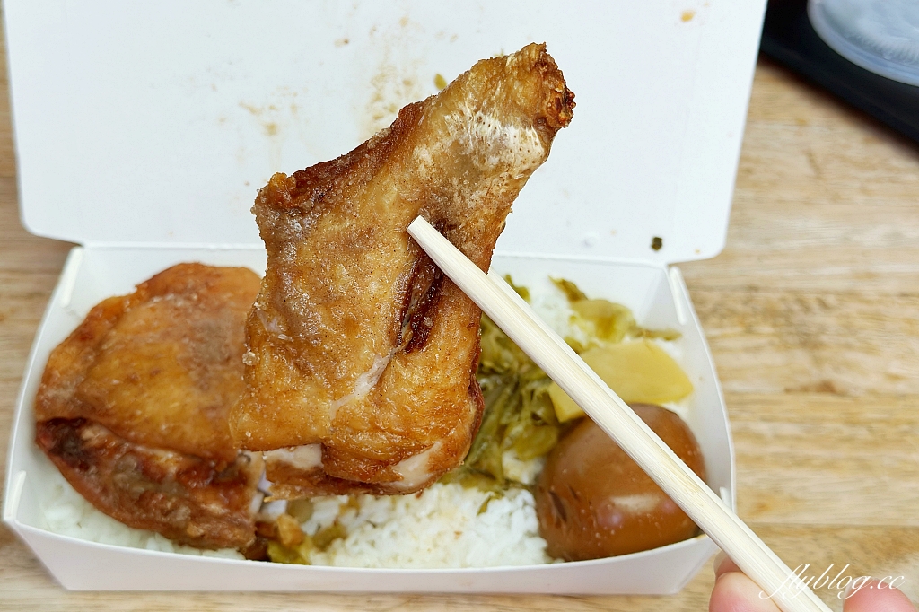 高雄鹽埕｜阿英排骨飯．鹽埕區必吃排隊名店，懷念古早味排骨便當(附菜單) @飛天璇的口袋