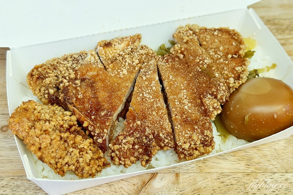 高雄鹽埕｜阿英排骨飯．鹽埕區必吃排隊名店，懷念古早味排骨便當(附菜單) @飛天璇的口袋