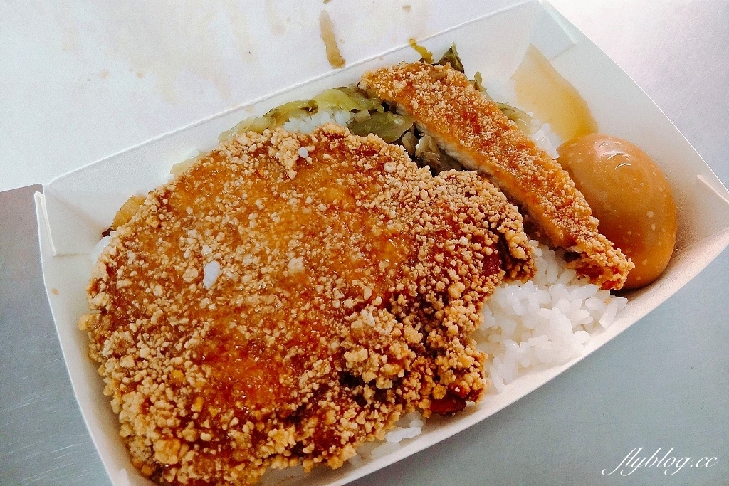 高雄鹽埕｜阿英排骨飯．鹽埕區必吃排隊名店，懷念古早味排骨便當(附菜單) @飛天璇的口袋