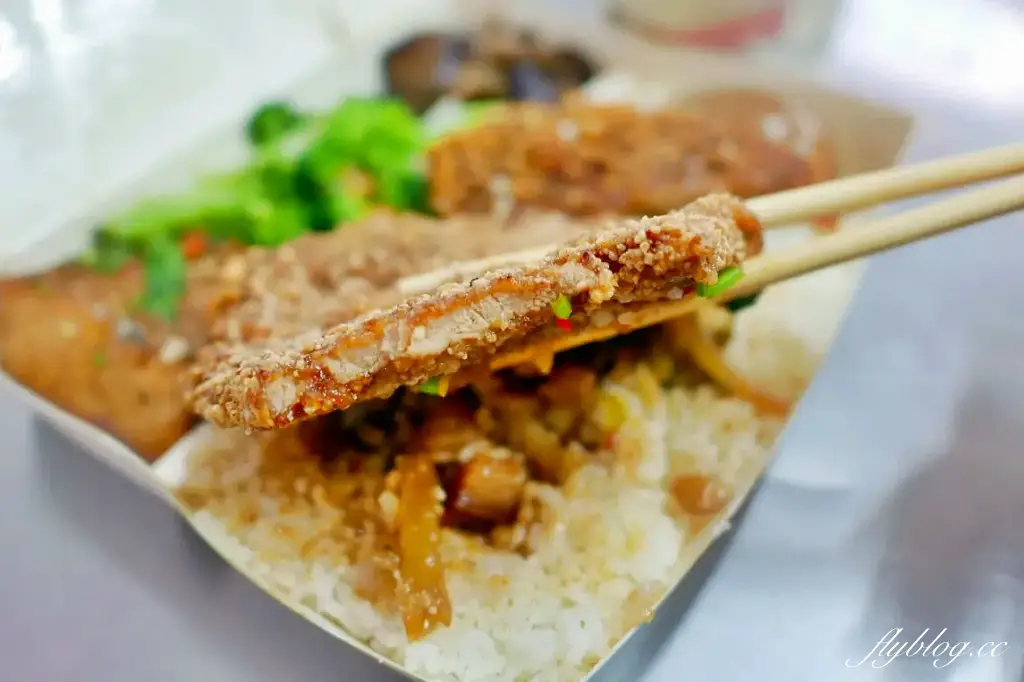 高雄鹽埕｜阿英排骨飯．鹽埕區必吃排隊名店，懷念古早味排骨便當(附菜單) @飛天璇的口袋