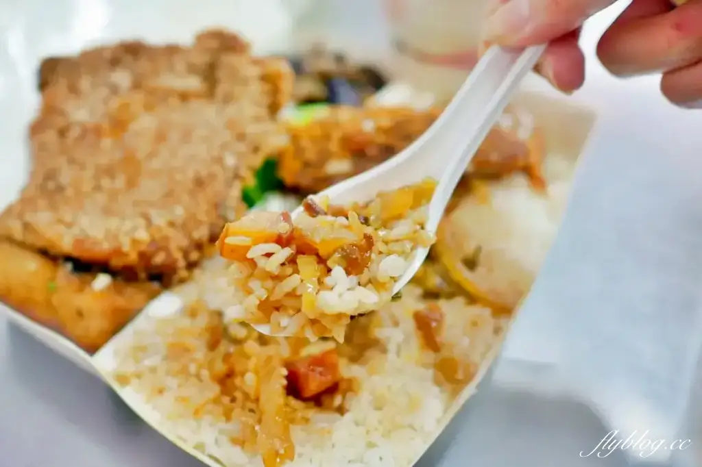 高雄鹽埕｜阿英排骨飯．鹽埕區必吃排隊名店，懷念古早味排骨便當(附菜單) @飛天璇的口袋