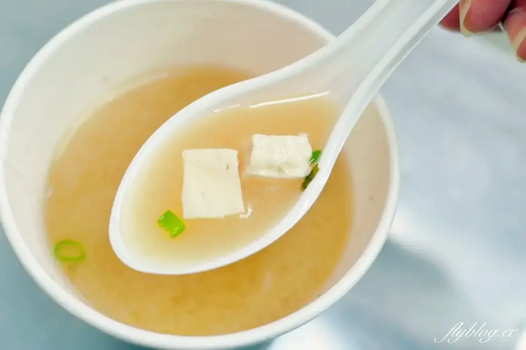 高雄鹽埕｜阿英排骨飯．鹽埕區必吃排隊名店，懷念古早味排骨便當(附菜單) @飛天璇的口袋