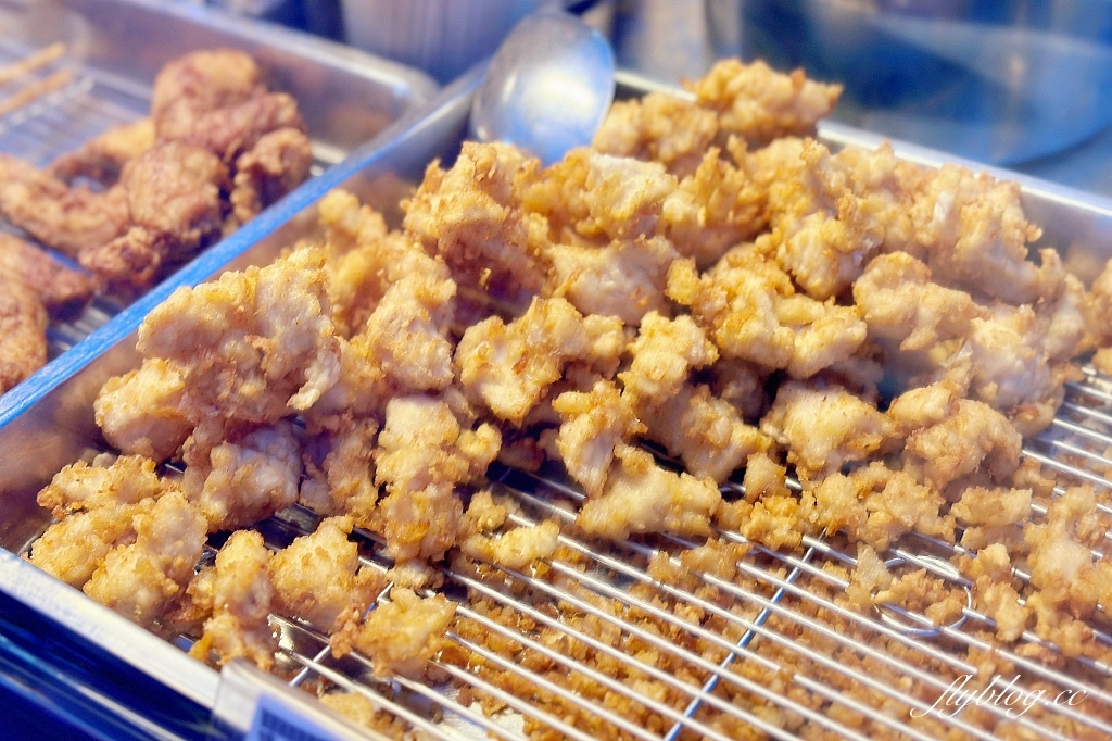 台中南區｜一也黃金豆乳雞，20元炸雞翅必點，旱溪大慶夜市排隊美食 @飛天璇的口袋