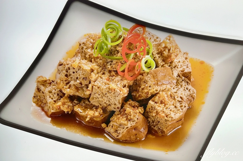 台中南區｜方臉師傅蒜香豆干，旱溪夜市和大慶夜市的排隊美食，軟嫩入味的豆乾 @飛天璇的口袋