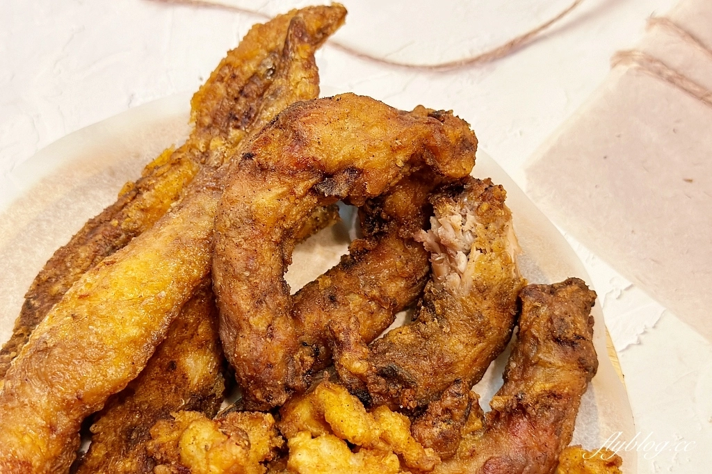 台中南區｜一也黃金豆乳雞，20元炸雞翅必點，旱溪大慶夜市排隊美食 @飛天璇的口袋