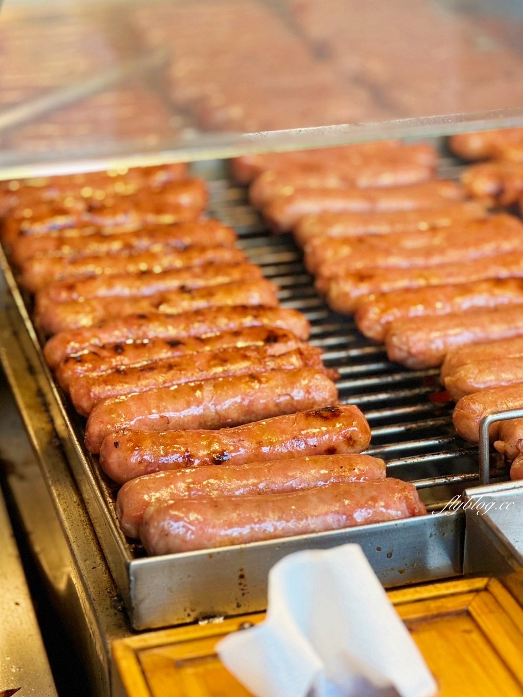 台北中正|黃家香腸.排隊也要吃的皇家現烤香腸,白鍾元也推薦的泉州街美食 @飛天璇的口袋 台北中正|黃家香腸.排隊也要吃的皇家現烤香腸,白鍾元也推薦的泉州街美食 @飛天璇的口袋