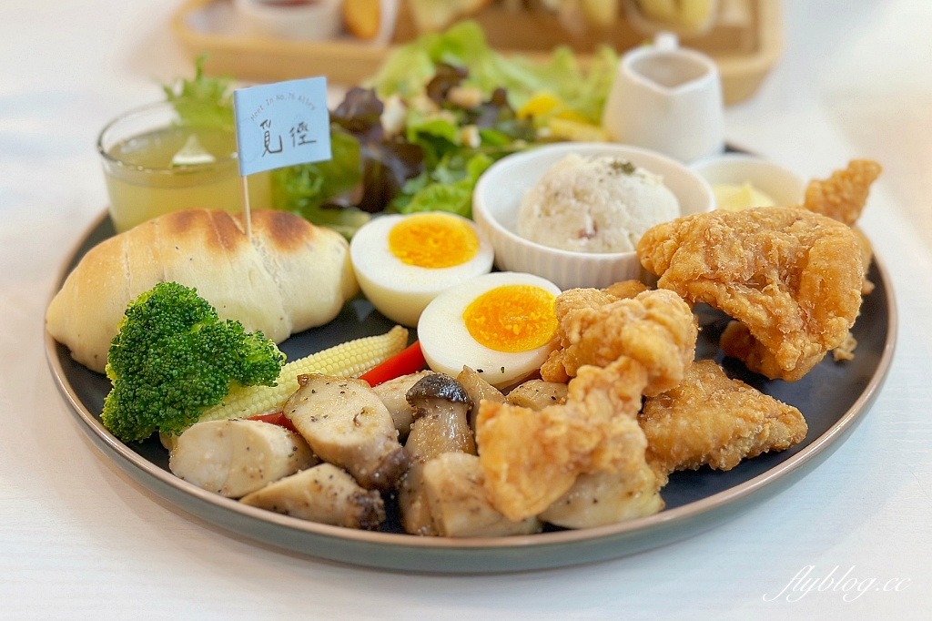 彰化北斗｜覓徑早午餐，隱身巷弄裡的早午餐，季節限定水果法式煎餅 @飛天璇的口袋