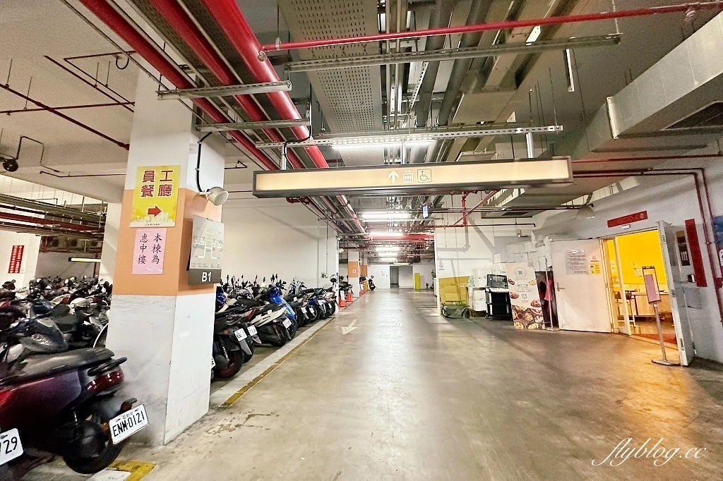 台中西屯｜台中市政府員工餐廳，市政府地下室的平價自助餐，葷食素食都有提供，超過50種菜色選擇 @飛天璇的口袋