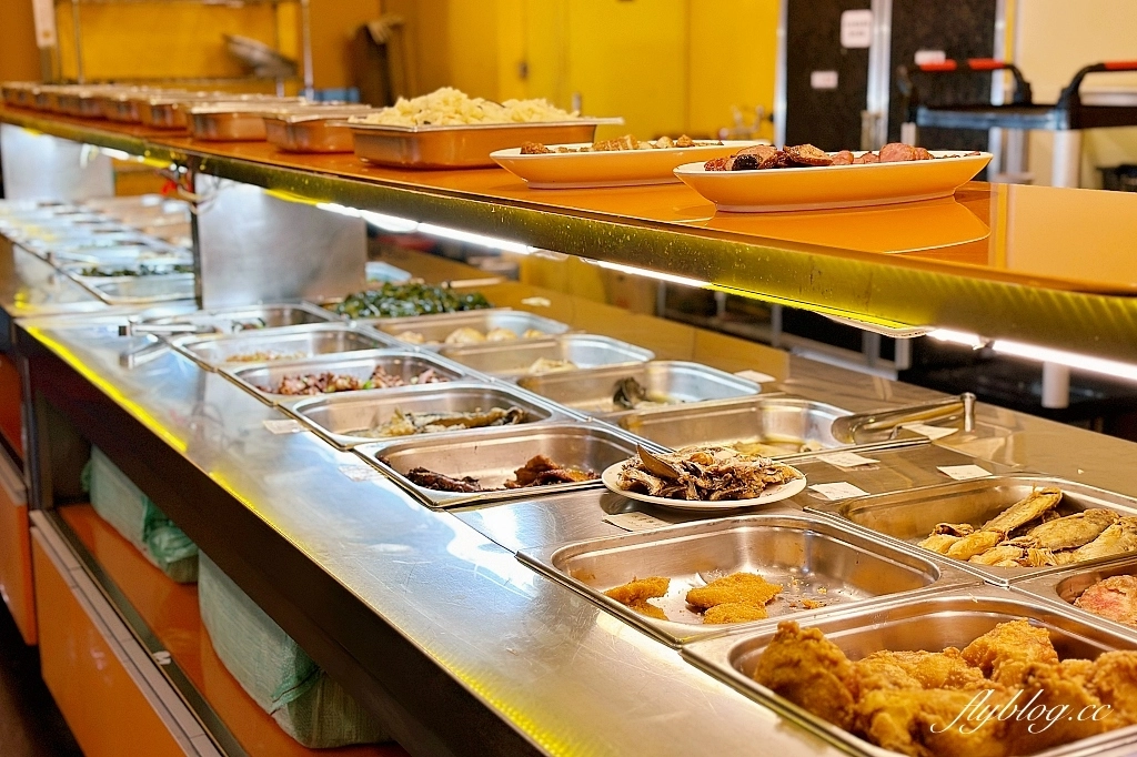 台中西屯｜台中市政府員工餐廳，市政府地下室的平價自助餐，葷食素食都有提供，超過50種菜色選擇 @飛天璇的口袋
