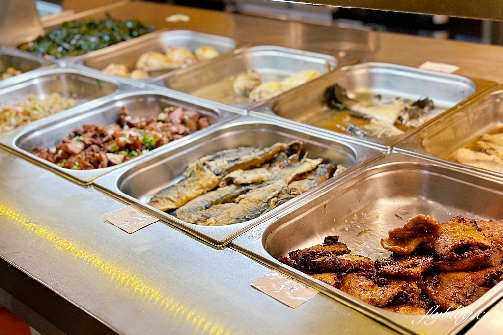 台中西屯｜台中市政府員工餐廳，市政府地下室的平價自助餐，葷食素食都有提供，超過50種菜色選擇 @飛天璇的口袋