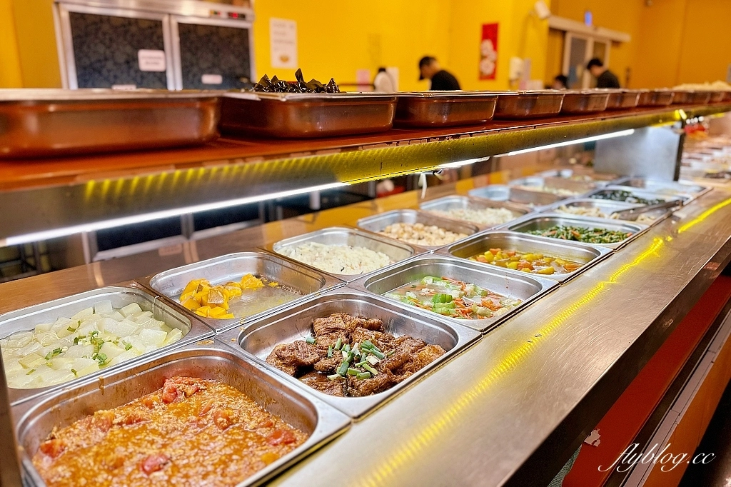 台中西屯｜台中市政府員工餐廳，市政府地下室的平價自助餐，葷食素食都有提供，超過50種菜色選擇 @飛天璇的口袋