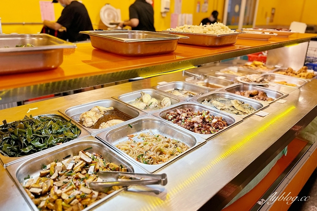 台中西屯｜台中市政府員工餐廳，市政府地下室的平價自助餐，葷食素食都有提供，超過50種菜色選擇 @飛天璇的口袋