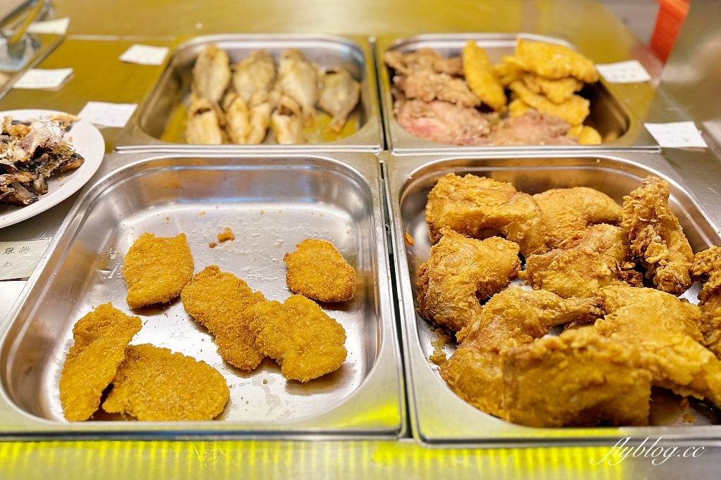 台中西屯｜台中市政府員工餐廳，市政府地下室的平價自助餐，葷食素食都有提供，超過50種菜色選擇 @飛天璇的口袋