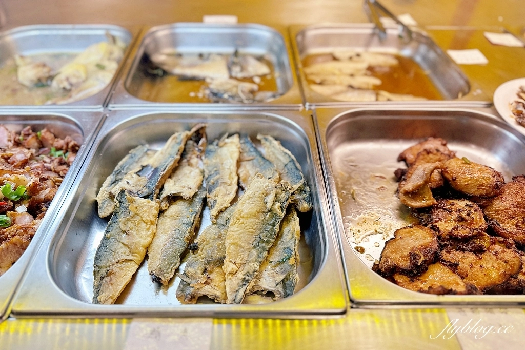 台中西屯｜台中市政府員工餐廳，市政府地下室的平價自助餐，葷食素食都有提供，超過50種菜色選擇 @飛天璇的口袋