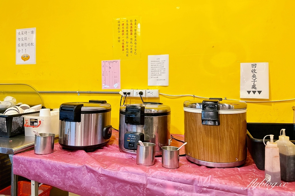 台中西屯｜台中市政府員工餐廳，市政府地下室的平價自助餐，葷食素食都有提供，超過50種菜色選擇 @飛天璇的口袋