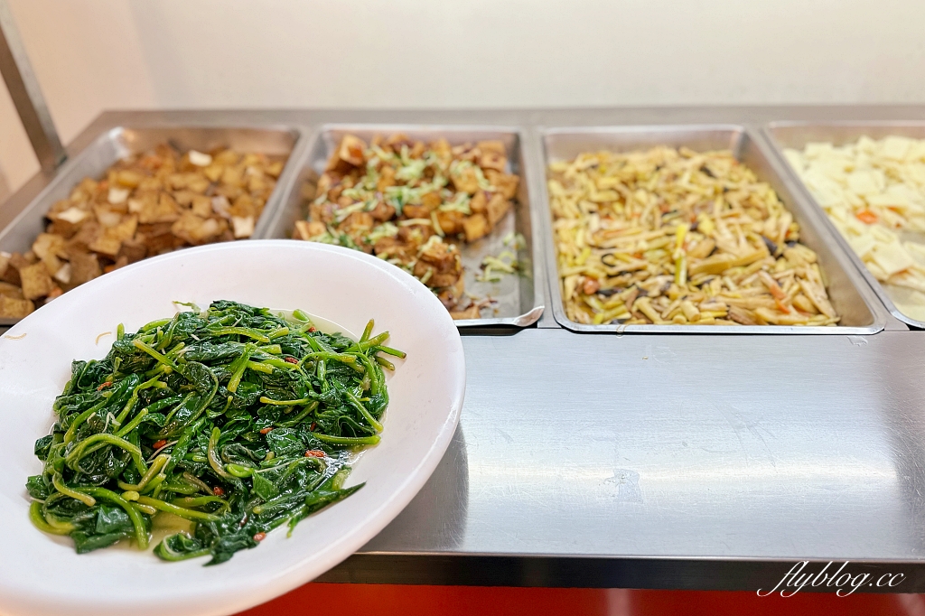 台中西屯｜台中市政府員工餐廳，市政府地下室的平價自助餐，葷食素食都有提供，超過50種菜色選擇 @飛天璇的口袋