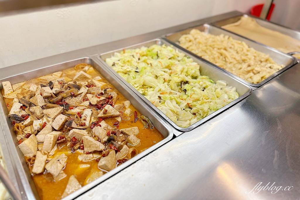 台中西屯｜台中市政府員工餐廳，市政府地下室的平價自助餐，葷食素食都有提供，超過50種菜色選擇 @飛天璇的口袋