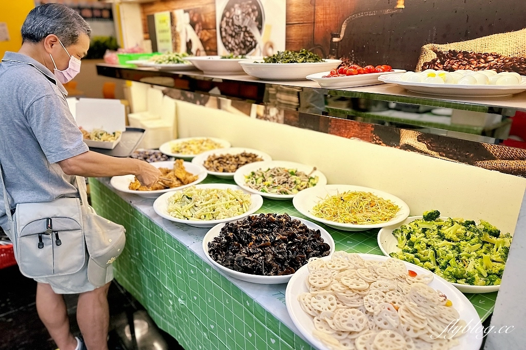 台中西屯｜台中市政府員工餐廳，市政府地下室的平價自助餐，葷食素食都有提供，超過50種菜色選擇 @飛天璇的口袋