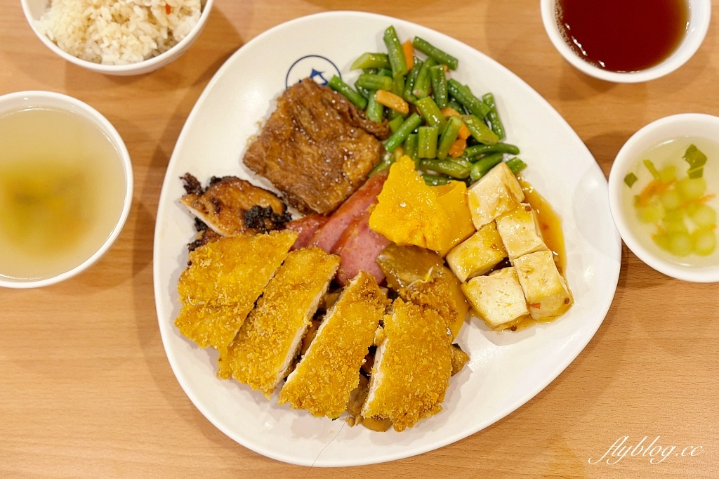 台中西屯｜台中市政府員工餐廳，市政府地下室的平價自助餐，葷食素食都有提供，超過50種菜色選擇 @飛天璇的口袋