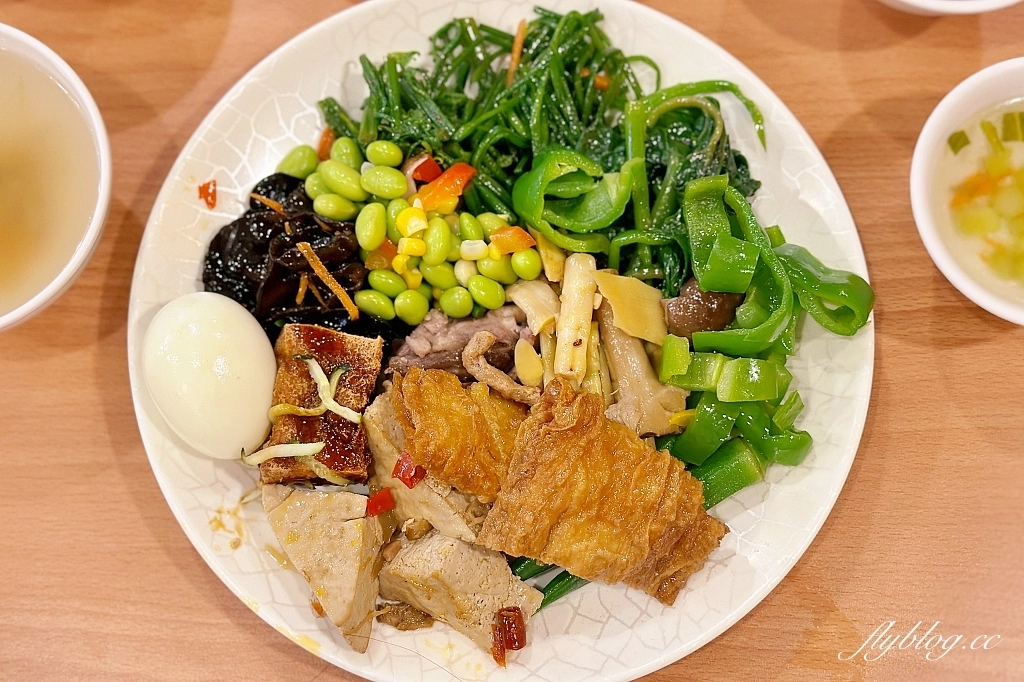 台中西屯｜台中市政府員工餐廳，市政府地下室的平價自助餐，葷食素食都有提供，超過50種菜色選擇 @飛天璇的口袋