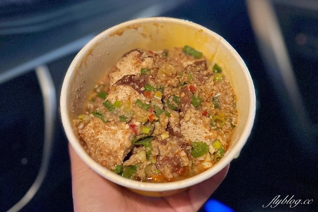 台中南區｜方臉師傅蒜香豆干，旱溪夜市和大慶夜市的排隊美食，軟嫩入味的豆乾 @飛天璇的口袋