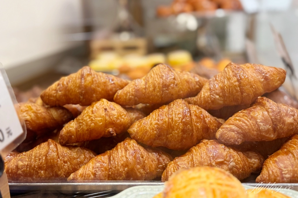台中東區｜Johan麵包坊．台中LaLaport北館一樓，麵包也可以內用 @飛天璇的口袋