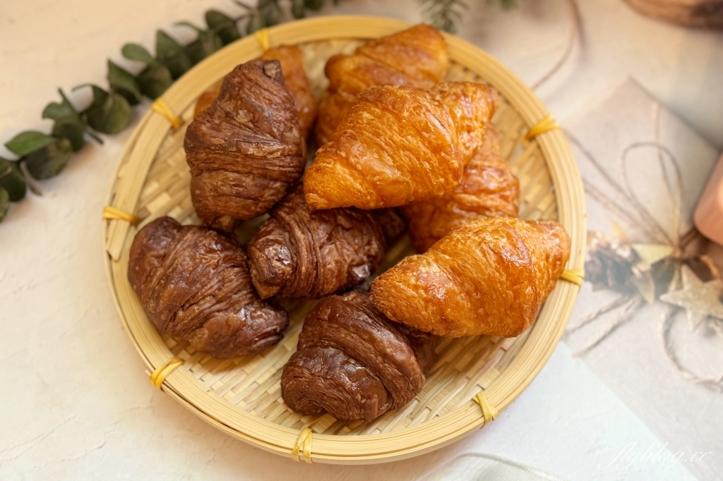 台中東區｜Johan麵包坊．台中LaLaport北館一樓，麵包也可以內用 @飛天璇的口袋