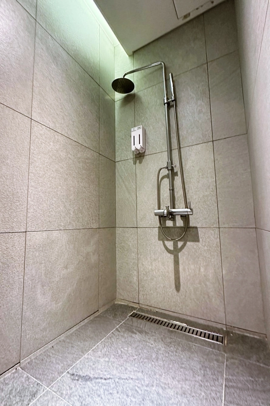 桃園大園｜桃園機場免費貴賓室．24小時開放休息，沙發、Wifi、充電、洗澡、哺乳 @飛天璇的口袋