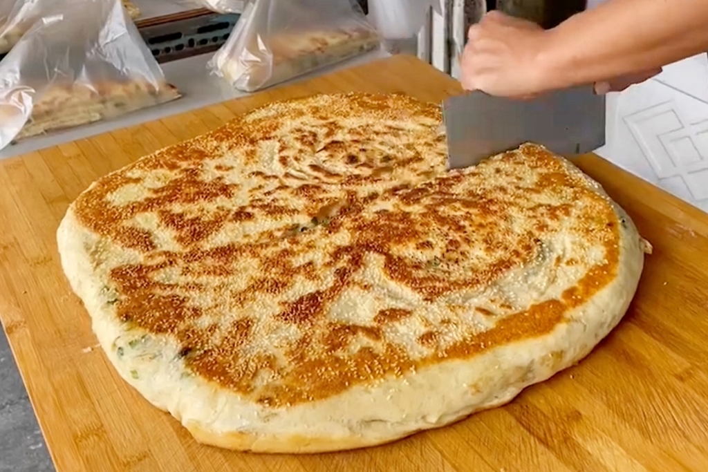 台中東區｜小寶河南蔥花大餅．自由路老字號蔥花大餅，充滿復古風的眷村美食 @飛天璇的口袋