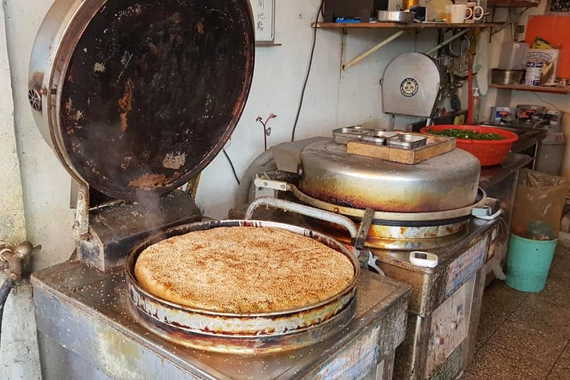 台中東區｜小寶河南蔥花大餅．自由路老字號蔥花大餅，充滿復古風的眷村美食 @飛天璇的口袋