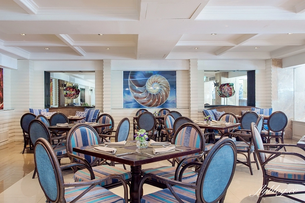 泰國芭達雅｜The Bayview Hotel Pattaya，飯店有三座游泳池，後方就是芭達雅沙灘 @飛天璇的口袋