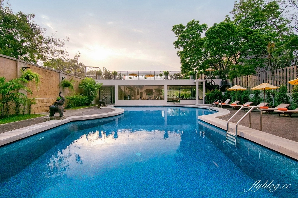 泰國芭達雅｜The Bayview Hotel Pattaya，飯店有三座游泳池，後方就是芭達雅沙灘 @飛天璇的口袋