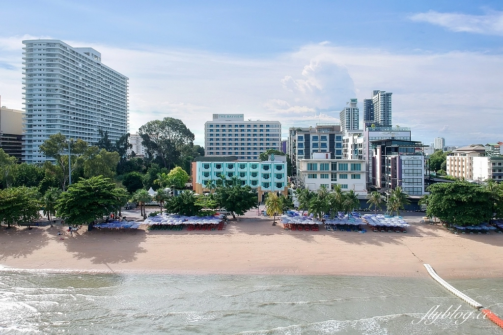 泰國芭達雅｜The Bayview Hotel Pattaya，飯店有三座游泳池，後方就是芭達雅沙灘 @飛天璇的口袋
