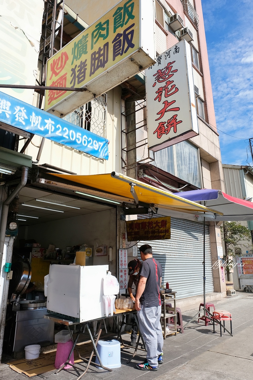 台中東區｜小寶河南蔥花大餅．自由路老字號蔥花大餅，充滿復古風的眷村美食 @飛天璇的口袋