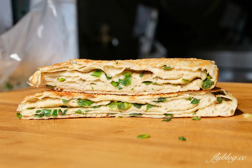 台中東區｜小寶河南蔥花大餅．自由路老字號蔥花大餅，充滿復古風的眷村美食 @飛天璇的口袋