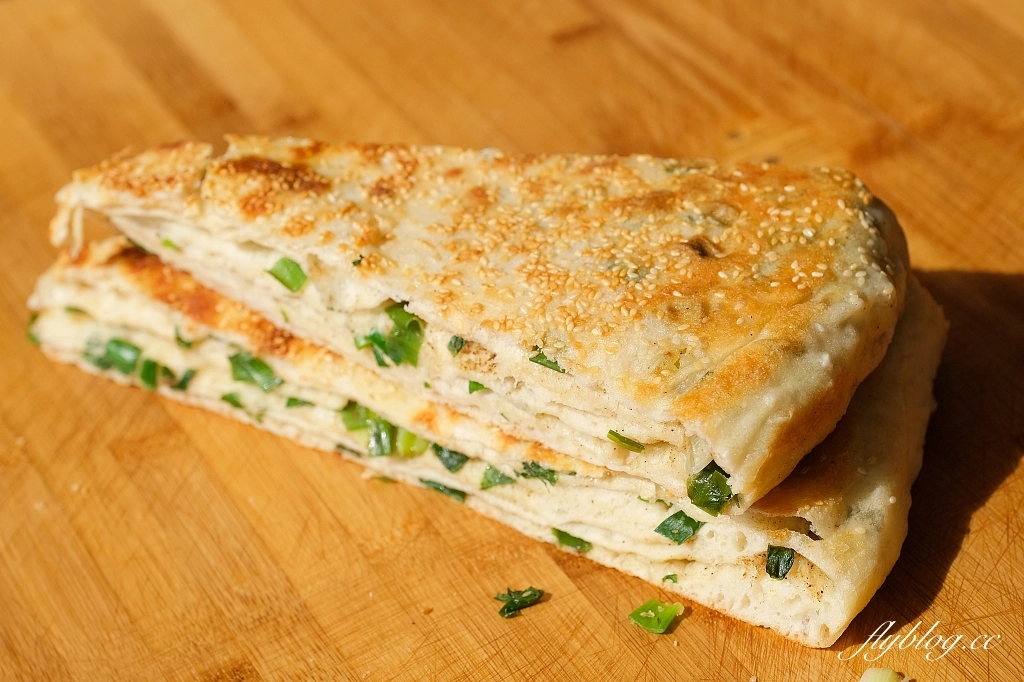 台中東區｜小寶河南蔥花大餅．自由路老字號蔥花大餅，充滿復古風的眷村美食 @飛天璇的口袋