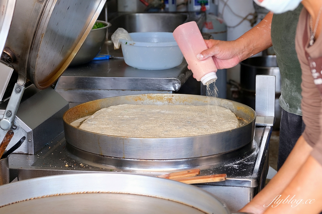 台中東區｜小寶河南蔥花大餅．自由路老字號蔥花大餅，充滿復古風的眷村美食 @飛天璇的口袋