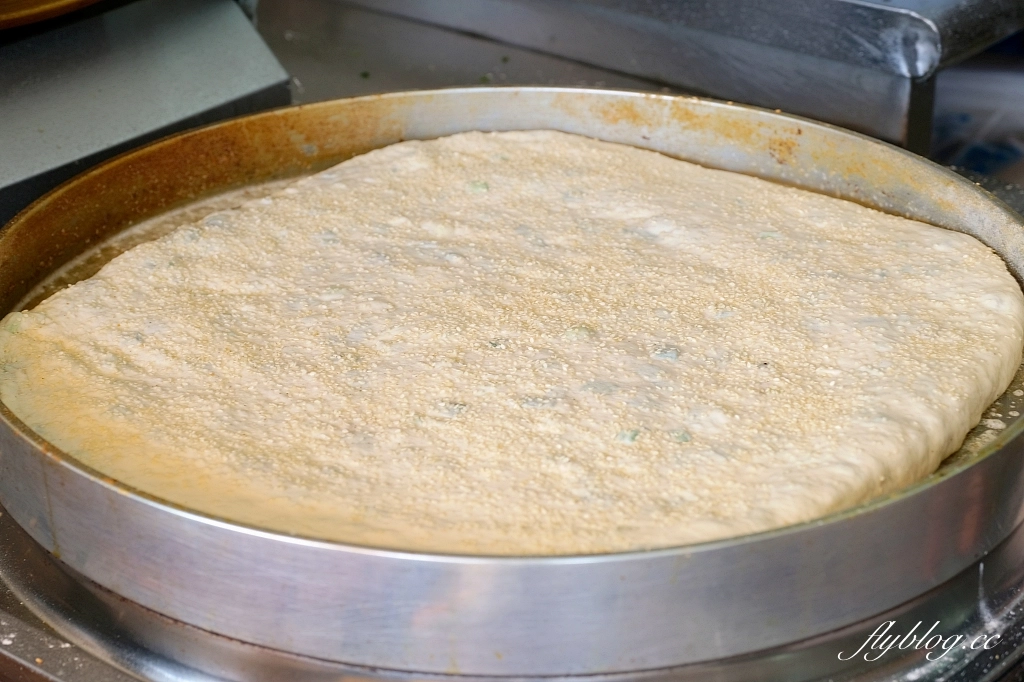 台中東區｜小寶河南蔥花大餅．自由路老字號蔥花大餅，充滿復古風的眷村美食 @飛天璇的口袋