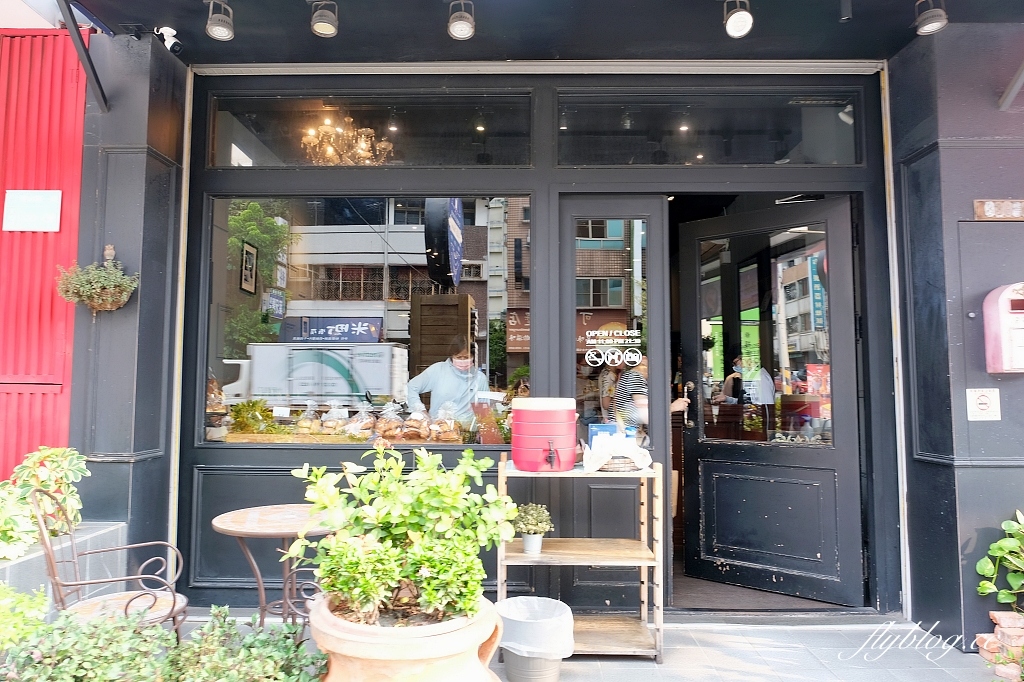 台中北屯|吉爾斯麵包.網友推薦必吃的台中蛋黃酥,使用紅土鹹鴨蛋還有核桃內餡 @飛天璇的口袋 台中北屯|吉爾斯麵包.網友推薦必吃的台中蛋黃酥,使用紅土鹹鴨蛋還有核桃內餡 @飛天璇的口袋