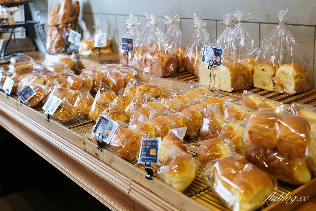 台中北屯|吉爾斯麵包.網友推薦必吃的台中蛋黃酥,使用紅土鹹鴨蛋還有核桃內餡 @飛天璇的口袋 台中北屯|吉爾斯麵包.網友推薦必吃的台中蛋黃酥,使用紅土鹹鴨蛋還有核桃內餡 @飛天璇的口袋