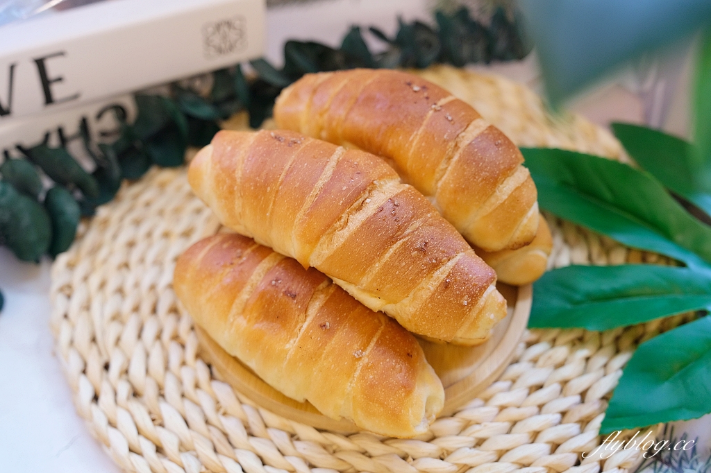 台中北屯|吉爾斯麵包.網友推薦必吃的台中蛋黃酥,使用紅土鹹鴨蛋還有核桃內餡 @飛天璇的口袋 台中北屯|吉爾斯麵包.網友推薦必吃的台中蛋黃酥,使用紅土鹹鴨蛋還有核桃內餡 @飛天璇的口袋