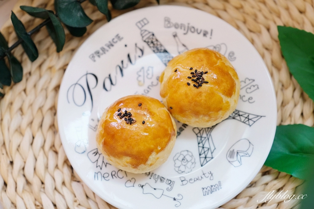 台中北屯|吉爾斯麵包.網友推薦必吃的台中蛋黃酥,使用紅土鹹鴨蛋還有核桃內餡 @飛天璇的口袋 台中北屯|吉爾斯麵包.網友推薦必吃的台中蛋黃酥,使用紅土鹹鴨蛋還有核桃內餡 @飛天璇的口袋