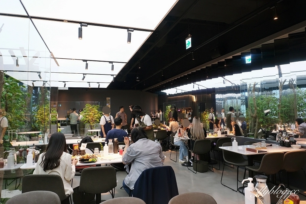台中南屯｜貳樓秀泰文心店．未來城市森林風格造景，台中文心秀泰一樓早午餐 @飛天璇的口袋