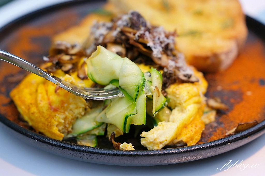 台中南屯｜貳樓秀泰文心店．未來城市森林風格造景，台中文心秀泰一樓早午餐 @飛天璇的口袋